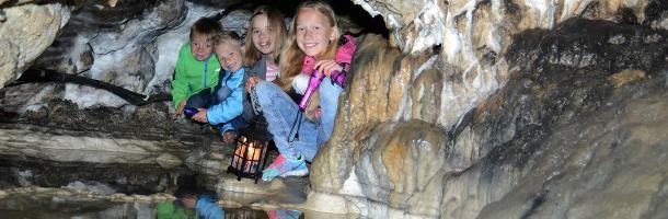 Kinder in Bärenhöhle